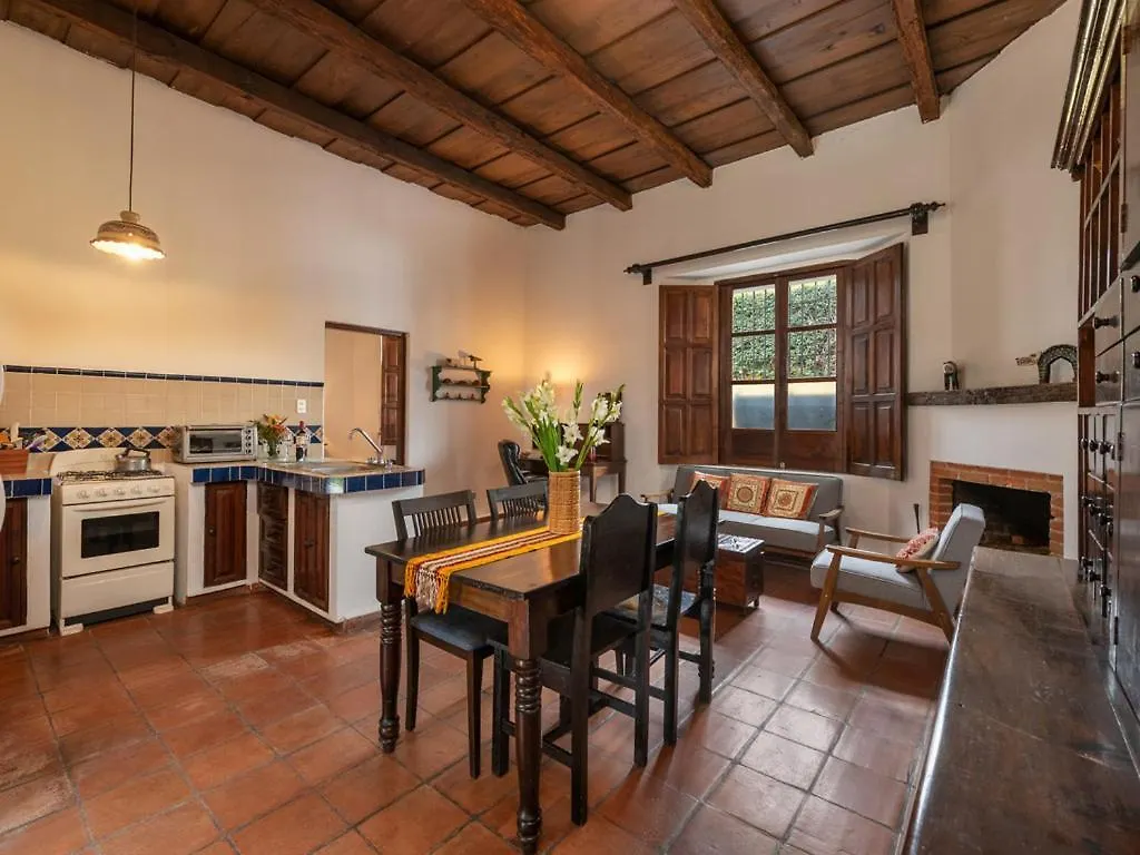 Casita Del Escritor Daire Antigua Guatemala
